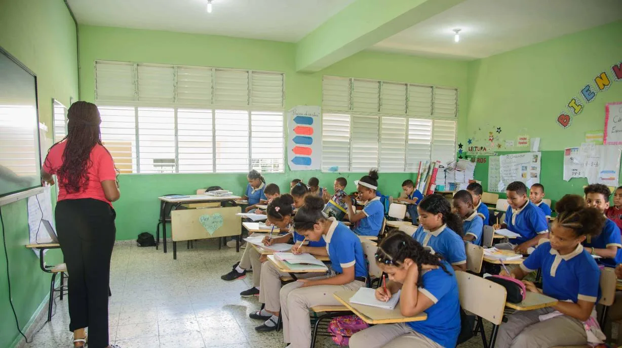 Miles de estudiantes podrían no iniciar clases por problemas en escuelas