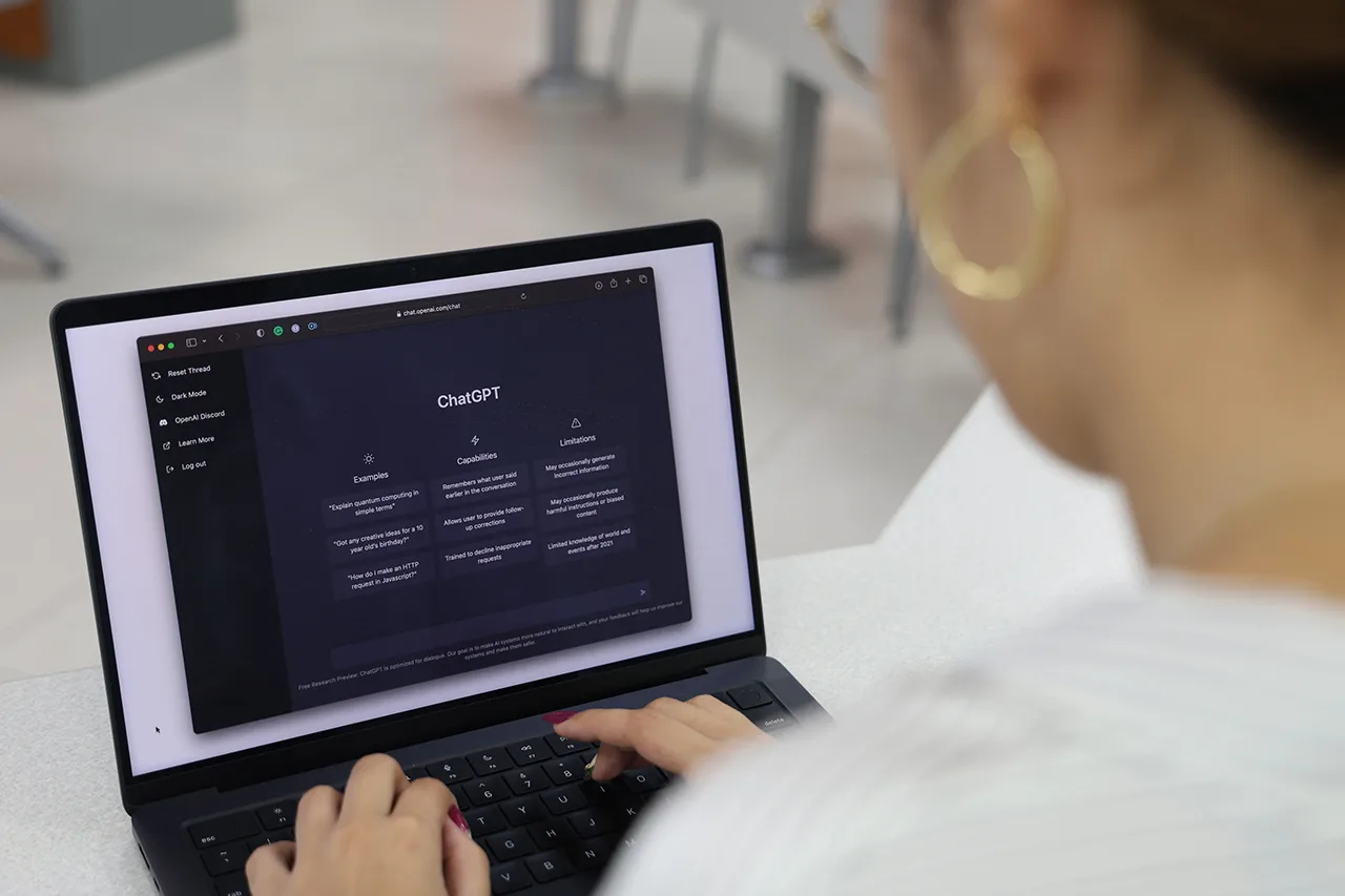 Estudio revela que mayor dependencia de IA en universitarios se asocia con más procrastinación