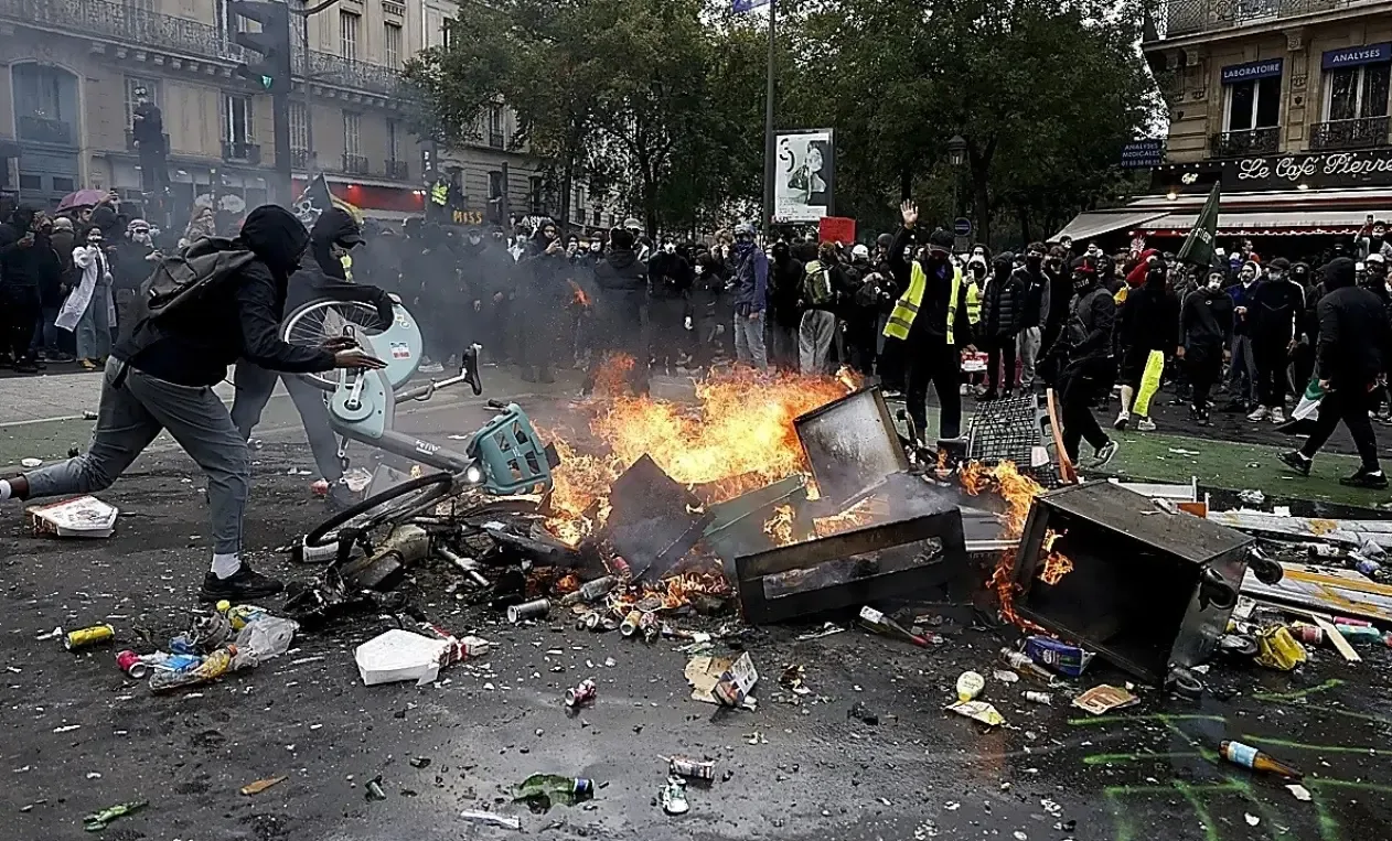 Macron condena violencia en protestas y promete diálogo con juventud