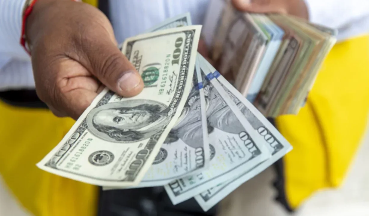 Dólar estable bajo RD$60: Hacienda y economista analizan factores y proyecciones para 2026