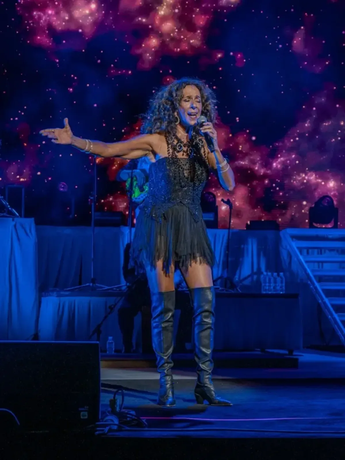 Rosario Flores emociona al público dominicano con concierto en el Teatro Nacional