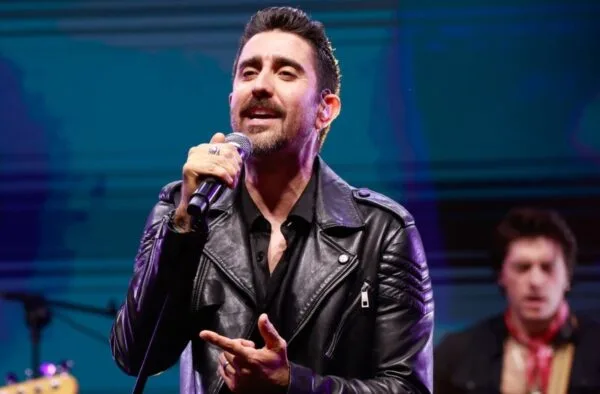 Alex Ubago celebra 25 años de carrera en emotivo concierto en Santo Domingo