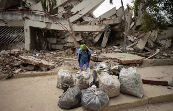 Voluntarios venezolanos lideran jornada de limpieza en La Guaira tras el doble terremoto