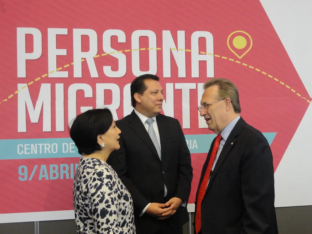 Guía en español orienta a migrantes sobre derechos ante detenciones de ICE