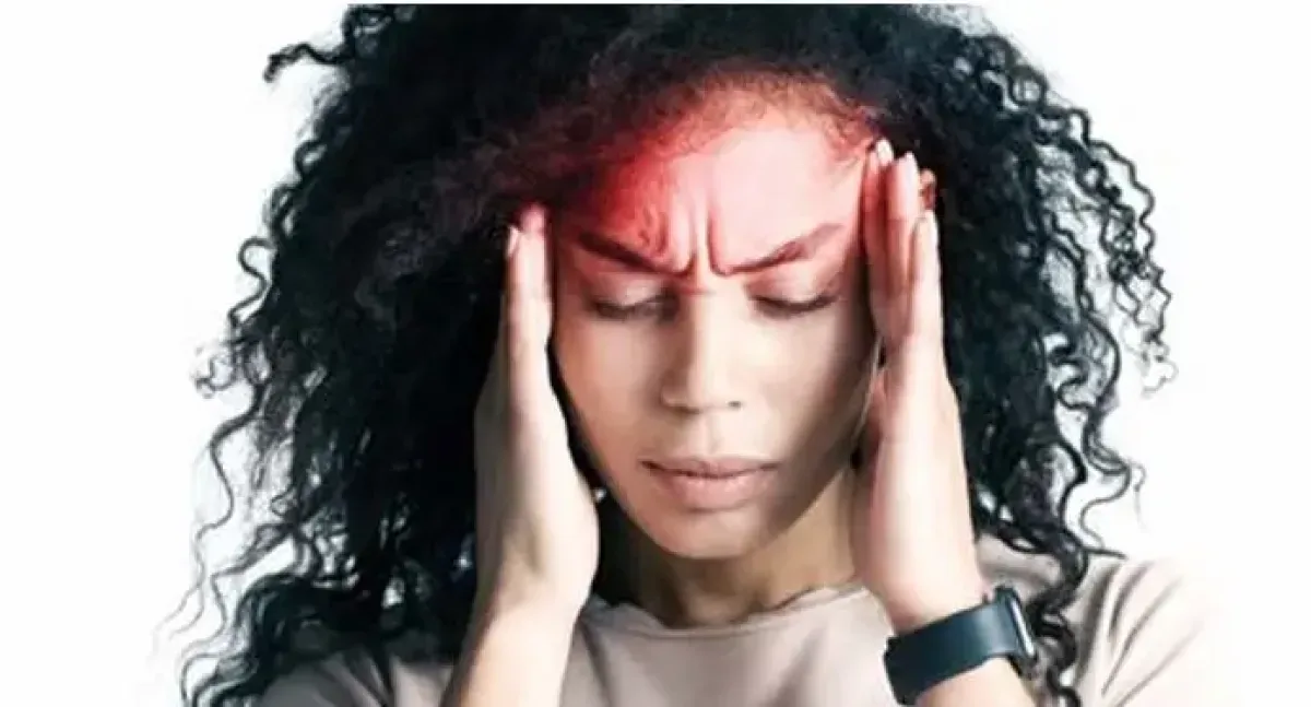 ¿Por qué la migraña afecta más a las mujeres? Causas, desencadenantes y fases del trastorno