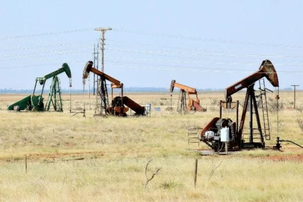 El petróleo WTI sube ligeramente tras amenazas de EE.UU. a Irán por el estrecho de Ormuz