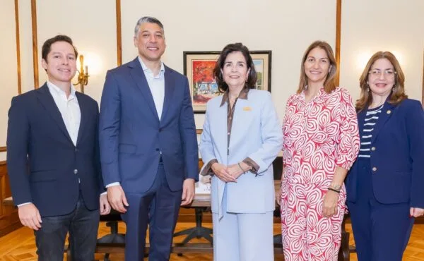 Fundación Eduardo León Jimenes, Centro León y Arajet renuevan alianza para impulsar arte dominicano