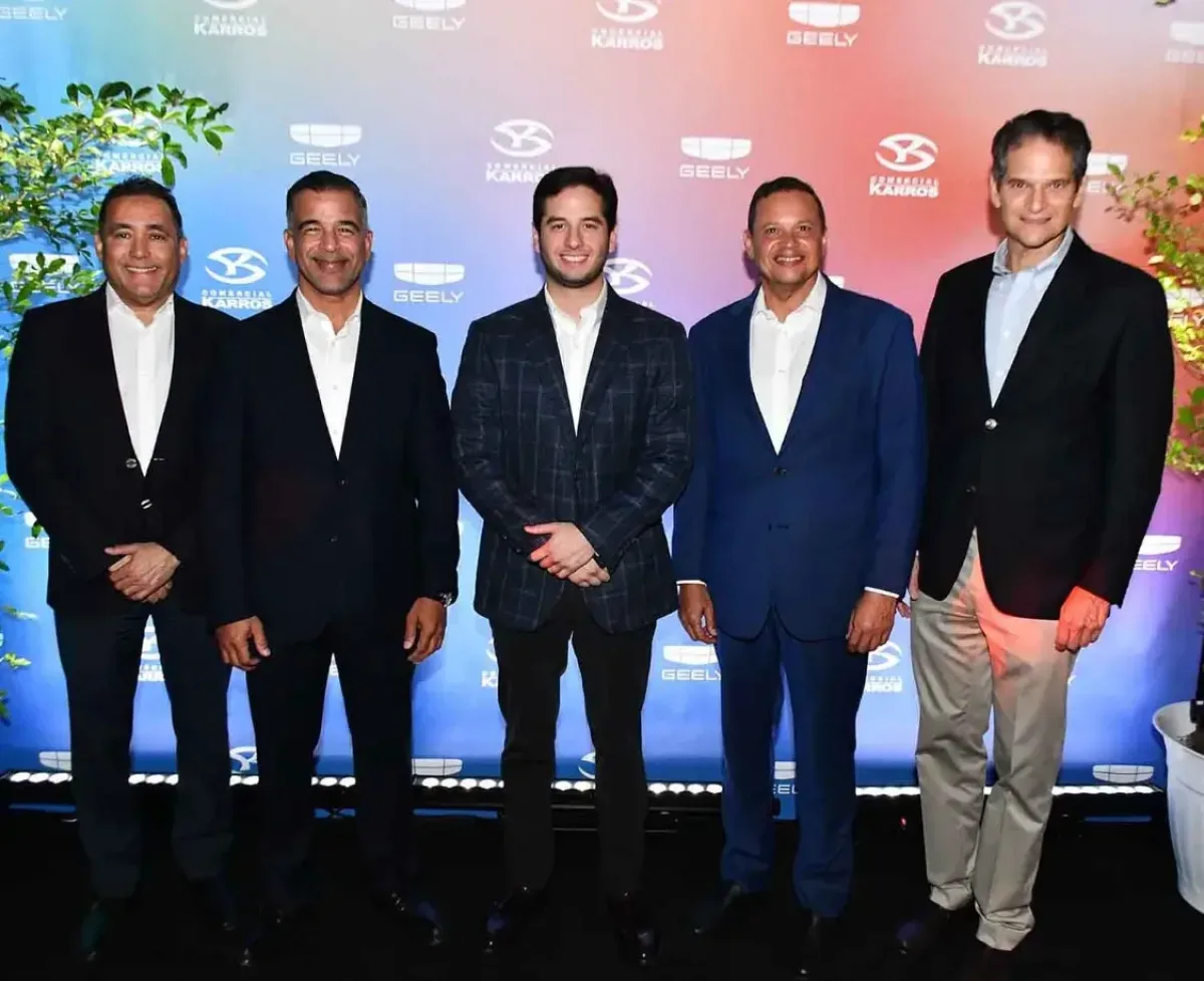Comercial Karros lanza la Geely Starray GF-2027 con tecnología avanzada y nuevo showroom