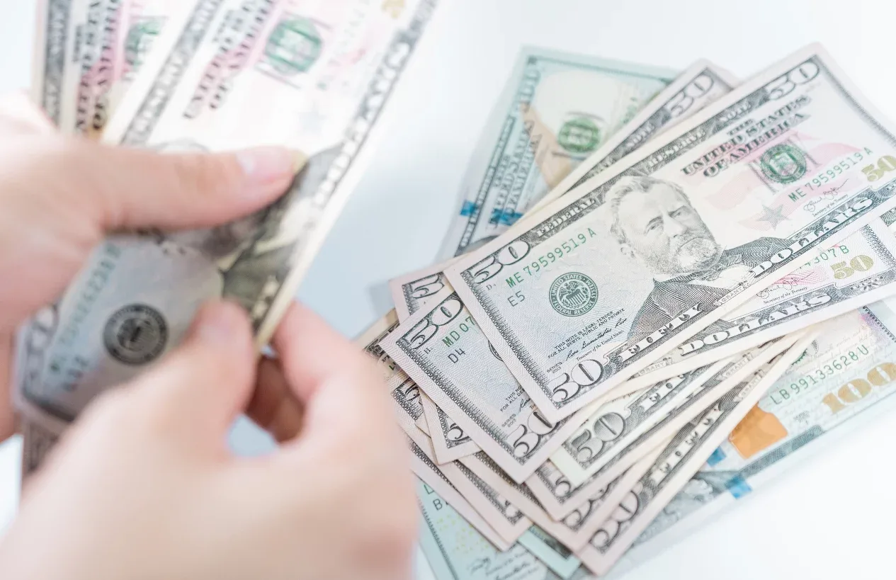 Peso dominicano se aprecia 8.1% impulsado por turismo, exportaciones y remesas
