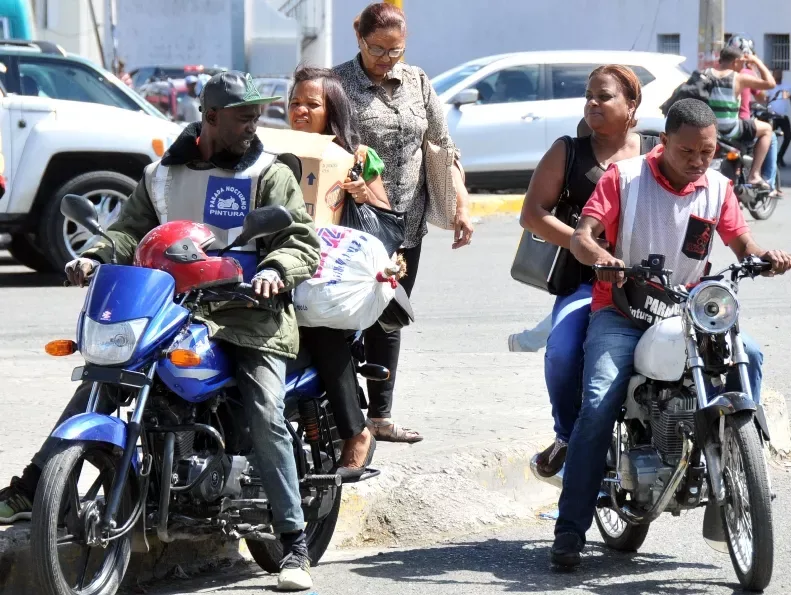 Motociclistas violan normas de tránsito en Santo Domingo pese a leyes vigentes