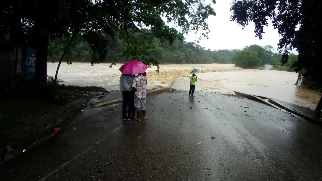 Joven arrastrada por corriente del río Haina tras intentar cruzarlo