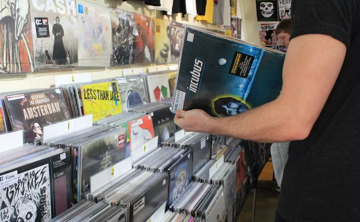 El vinilo resurge en México: jóvenes impulsan retorno al formato analógico