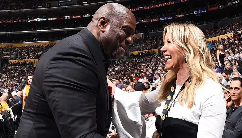 Familia Buss vende su participación restante en los Lakers tras 47 años de propiedad