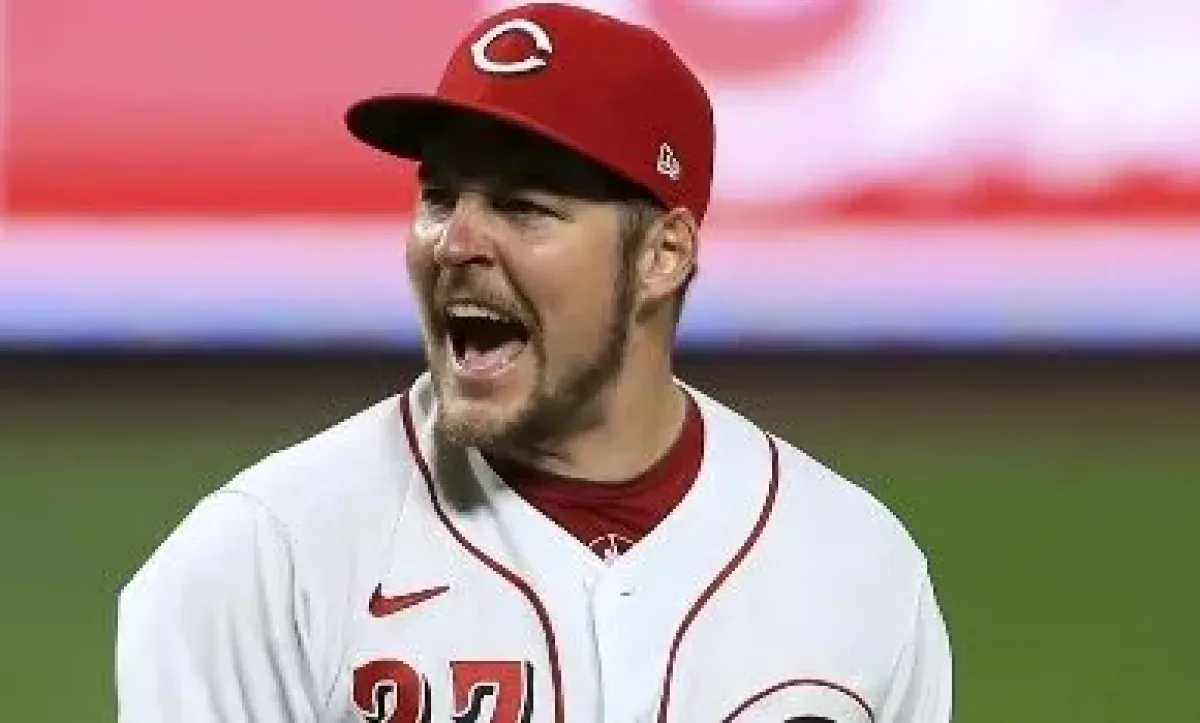 Trevor Bauer firma con las Estrellas Orientales para la Liga Dominicana de Béisbol Invernal