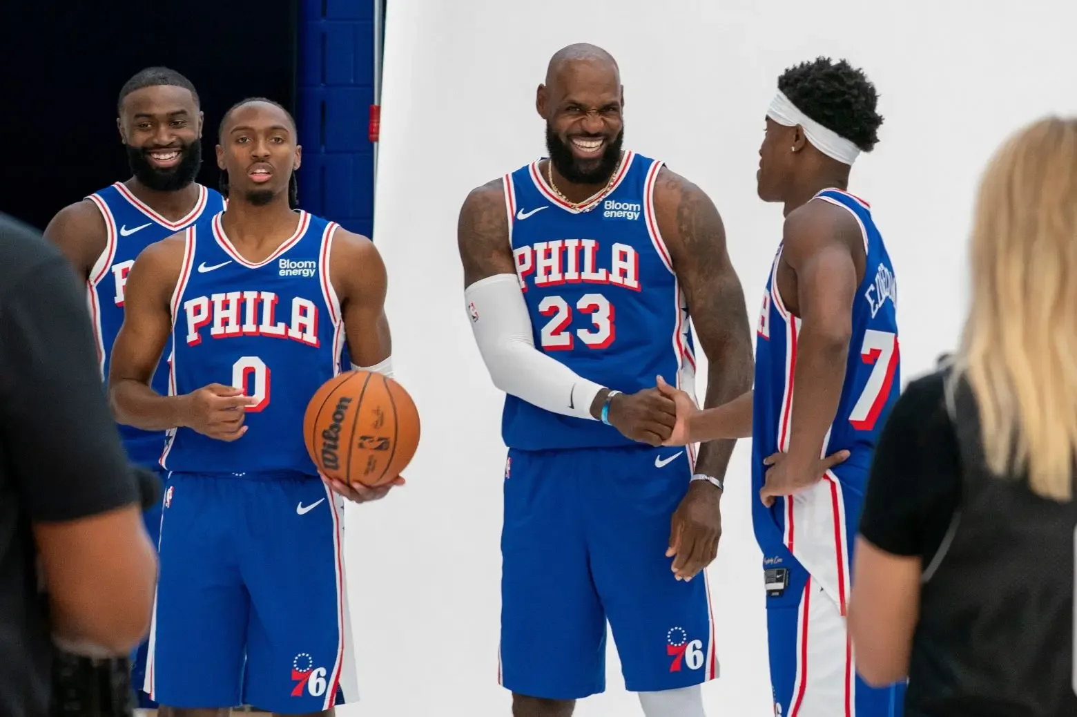LeBron James debuta con los 76ers en pretemporada: 10 puntos, 4 rebotes y 5 asistencias