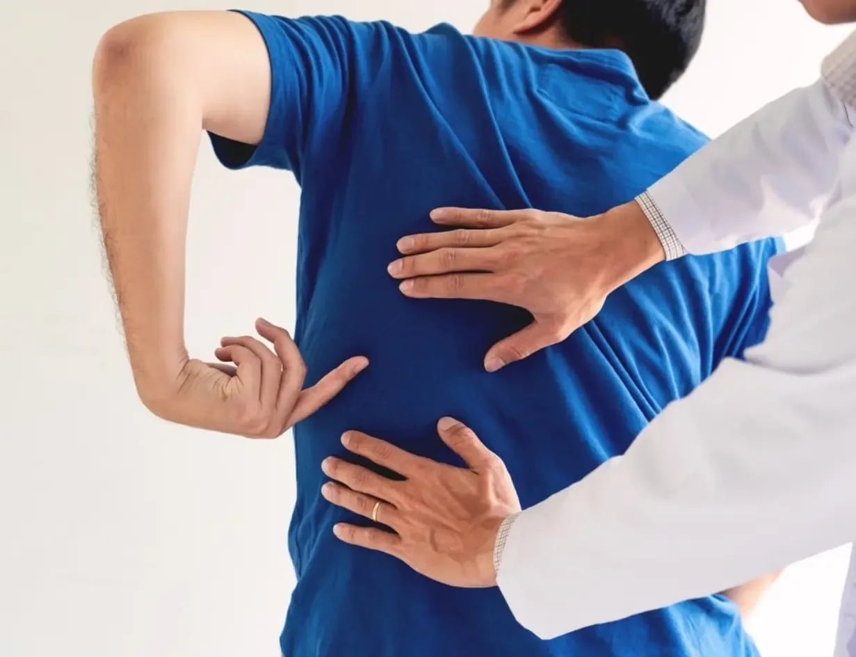 Dolor lumbar repentino: cuándo es solo un tirón y cuándo requiere atención urgente