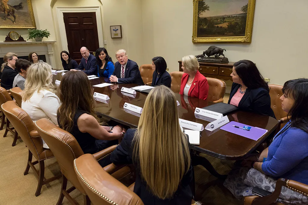 Trump ordena retirar fondos federales de Medicaid y CHIP para tratamientos de transición de género en menores