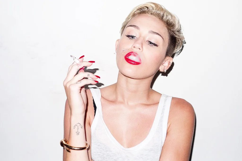 Miley Cyrus rinde emotivo homenaje a Dolly Parton tras su fallecimiento