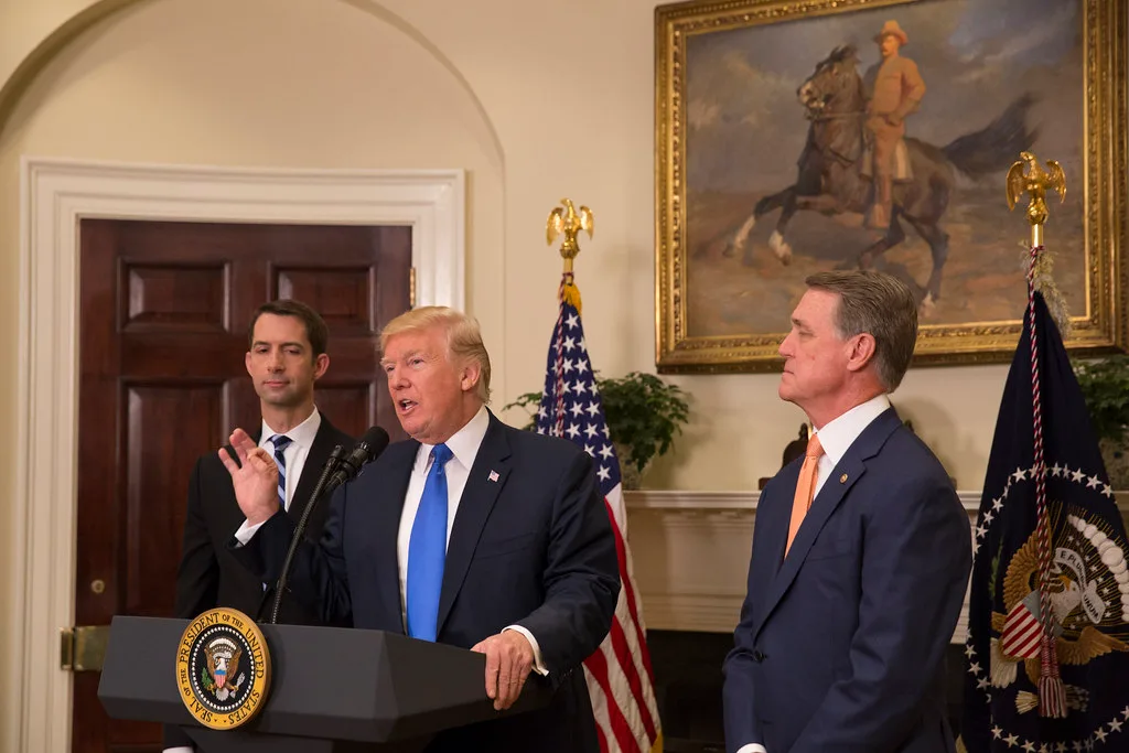Trump publica número de teléfono de senador para presionar por ley de horario de verano