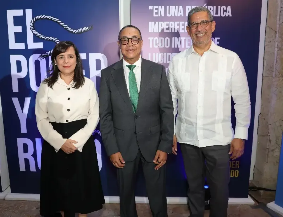 Víctor Bautista presenta libro que invita a pensar críticamente ante el ruido mediático