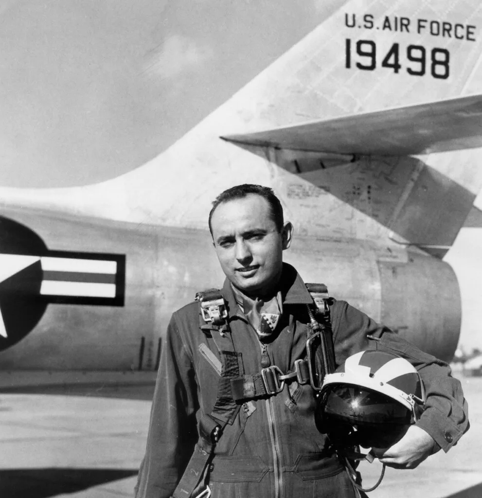 El agente de la CIA que escribió mientras infiltró regímenes latinoamericanos