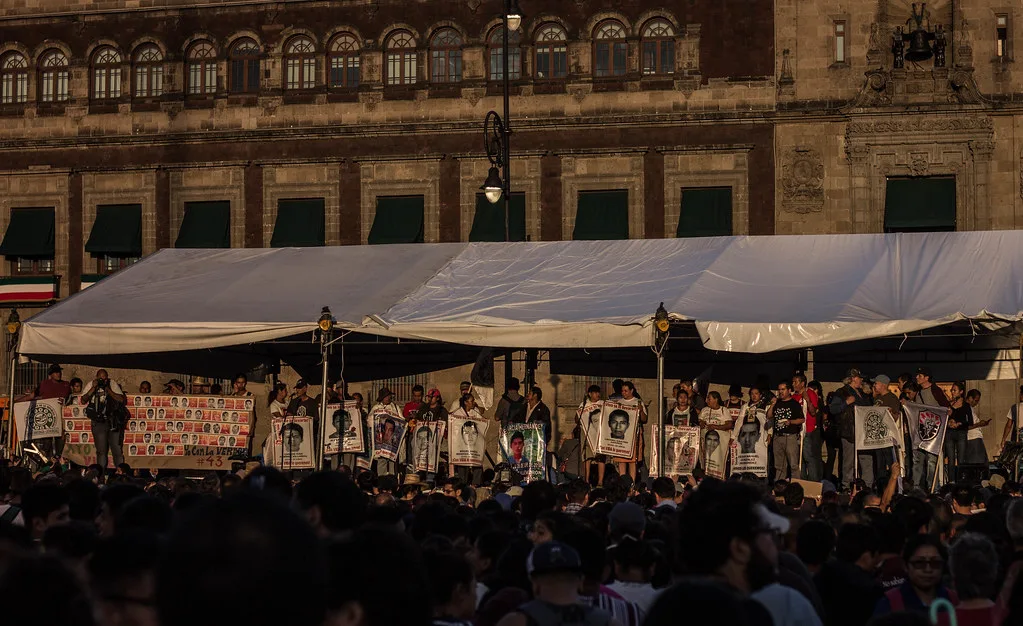 Familiares de los 43 de Ayotzinapa marchan tras 12 años sin respuestas