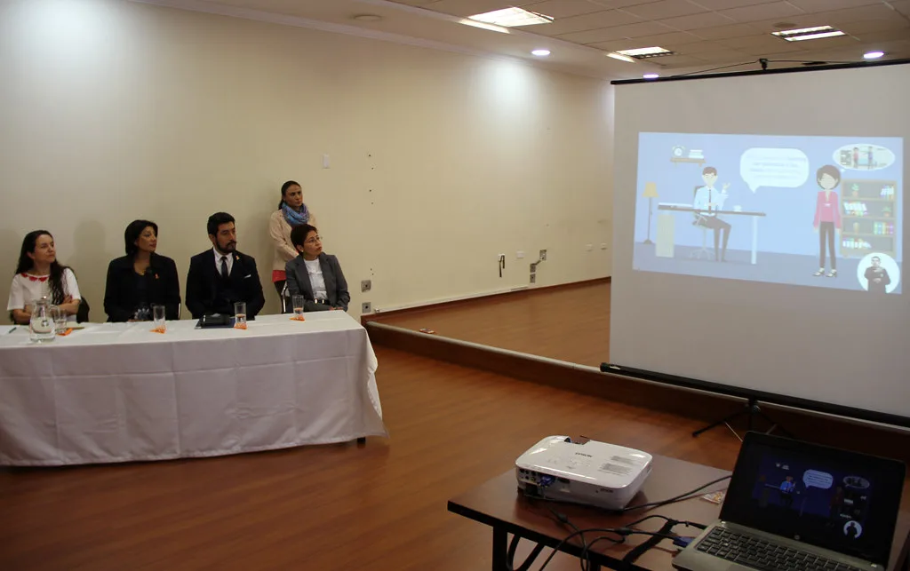 Sacerdote llama a combatir violencia en misa por aniversario del Ministerio de la Mujer