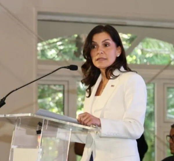 Embajadora de EE.UU. en RD defiende libertad de expresión tras críticas de comunicador