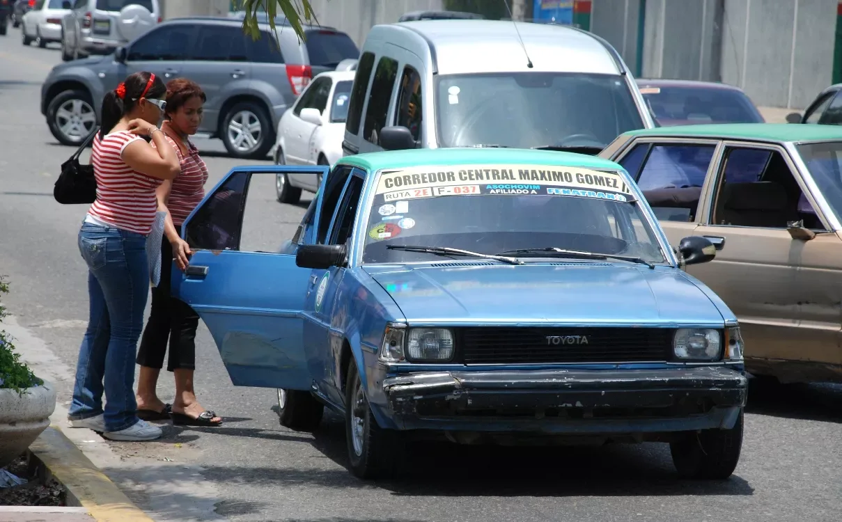 El transporte público en el Gran Santo Domingo pierde participación mientras crecen alternativas como motos y apps