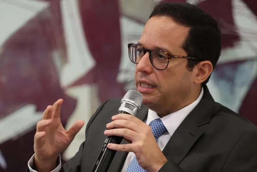 Ministro Freund atribuye desconocimiento de empleados públicos a gestión PLD y software obsoleto