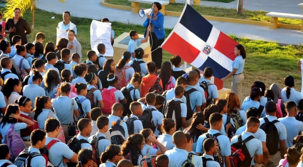 Inicio del año escolar 2026-2027: asistencia parcial y reclamos magisteriales marcan la apertura