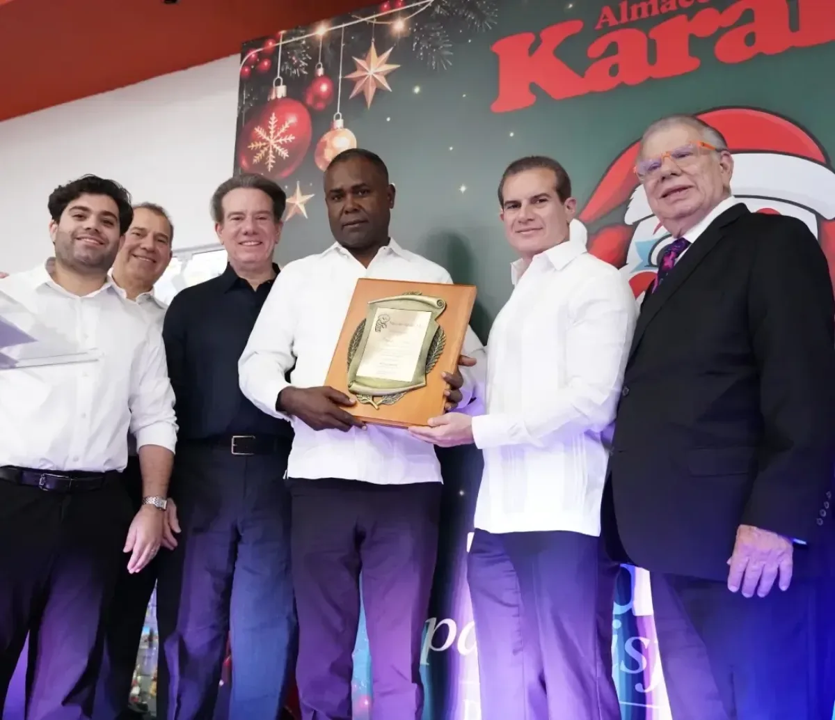 Almacenes Karaka lanza su tradicional exhibición navideña con reconocimientos a clientes históricos