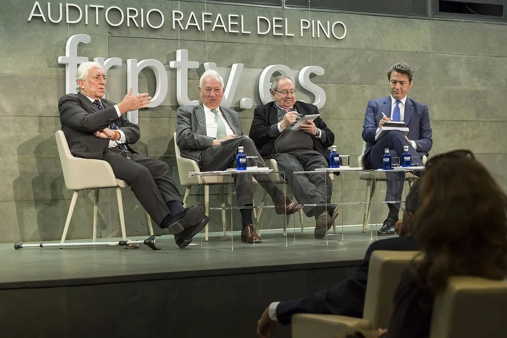 Luis García Montero explora la poesía como transformación de la luz en su obra completa