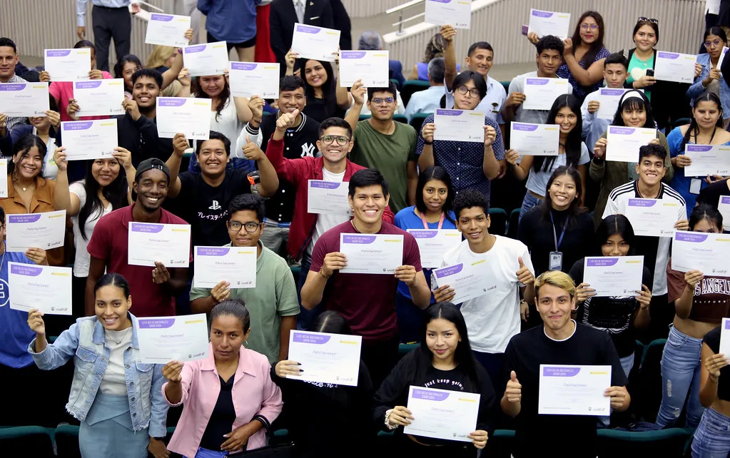 Gobierno otorga 10,000 becas a estudiantes destacados en todo el país