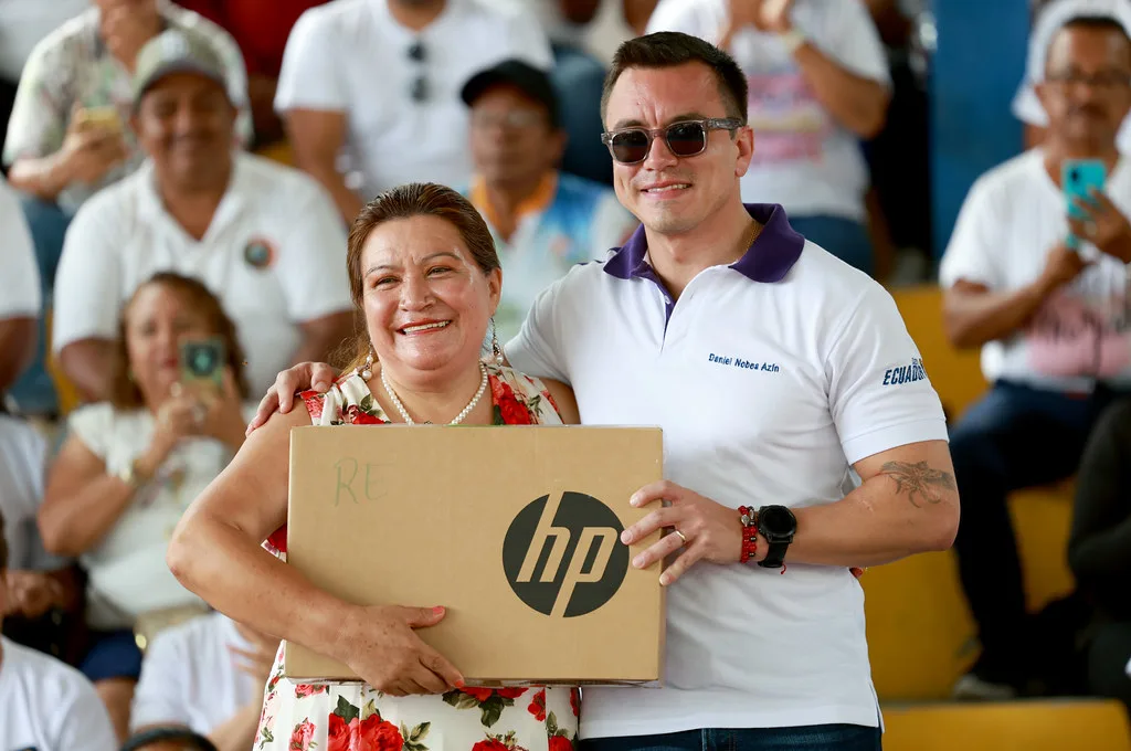 UASD entrega 716 nuevos profesionales en investidura de grado