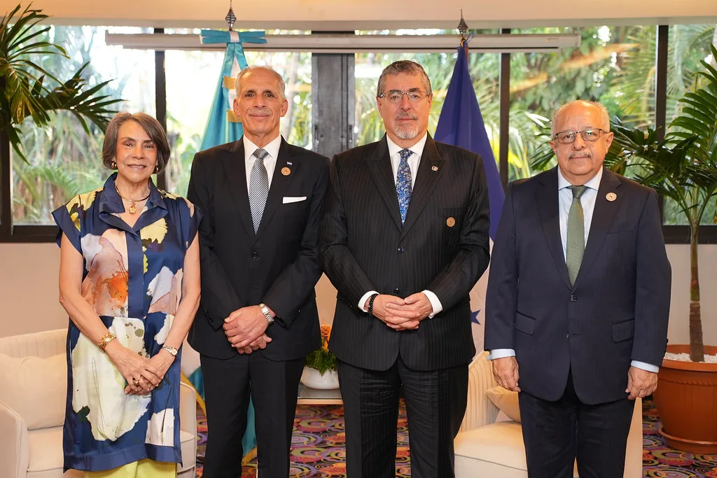 Presidenta de Costa Rica destituye a canciller por no informar reunión con Trump