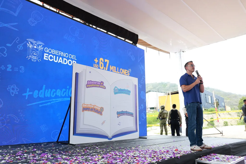 Vicepresidenta Raquel Peña entrega techado de escuela en Azua beneficiando a 349 estudiantes