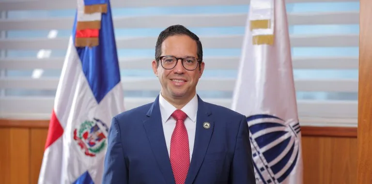 Ministro Freund niega reducción de empleados de carrera y afirma que su número ha aumentado