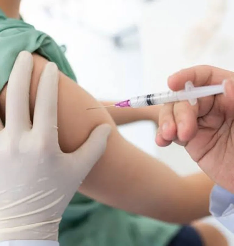 FDA aprueba vacuna mFlusiva de Moderna contra gripe para adultos mayores de 50 años