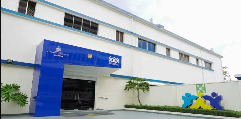 DGCP suspende registros de proveedores a 11 senadores por Ley 47-25
