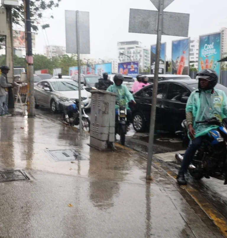 Onda tropical y vaguada provocan aguaceros en varias provincias dominicanas