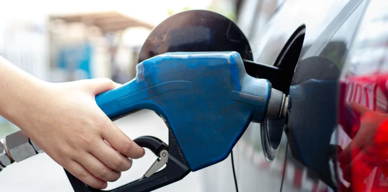 Combustibles suben ligeramente en RD pese al congelamiento estatal