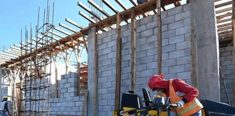 Salario mínimo en construcción sube 20% en RD: nuevas tarifas vigentes