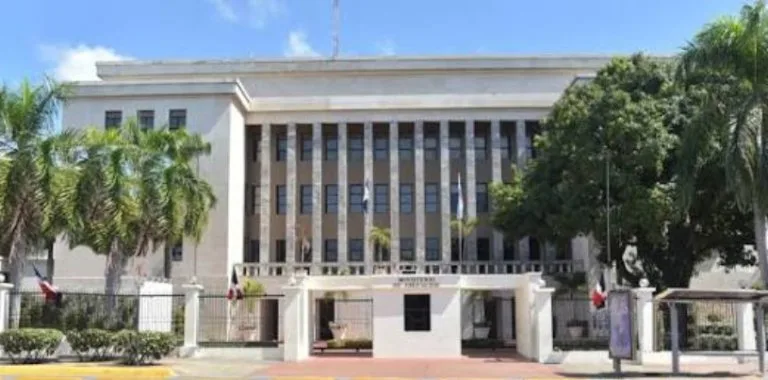 Condenan a exfuncionaria por estafar a maestros con falsos nombramientos en Barahona