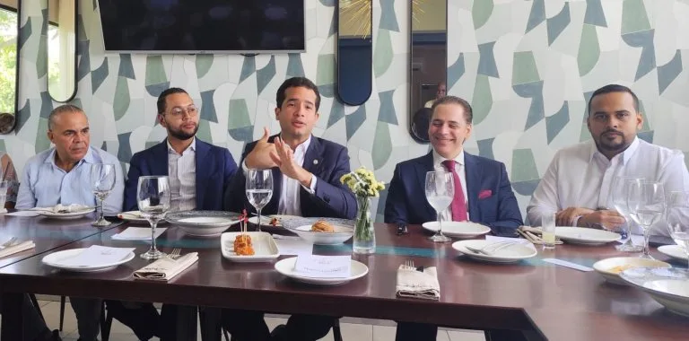 Omar Fernández impulsa alianza FP-PLD para 2028 y advierte sobre el crecimiento de nuevos actores como Alofoke