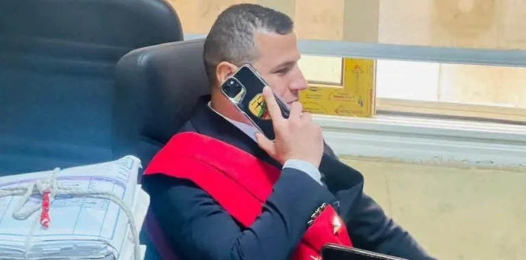 Egipto detiene a falso juez que estafó a ciudadanos usando documentos falsos y videos en juzgado