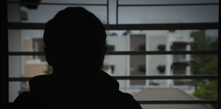 Nueva víctima denuncia cirugía irregular por falso médico vinculado a caso Rebecca Brizard