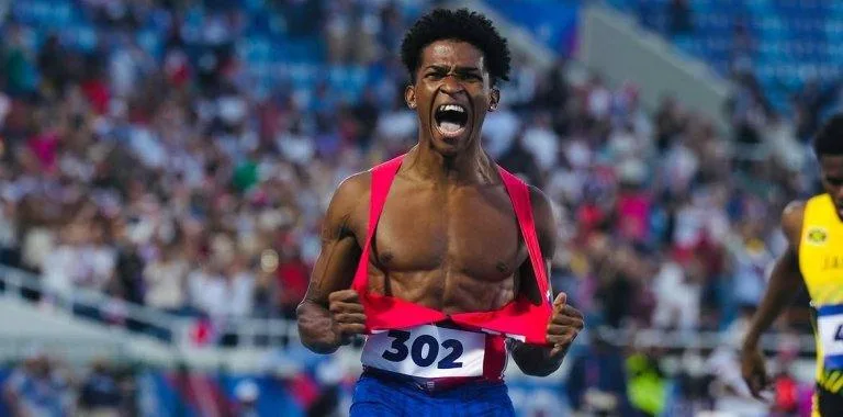 Yeral Núñez conquista oro en 400 metros vallas con tiempo de 48.30