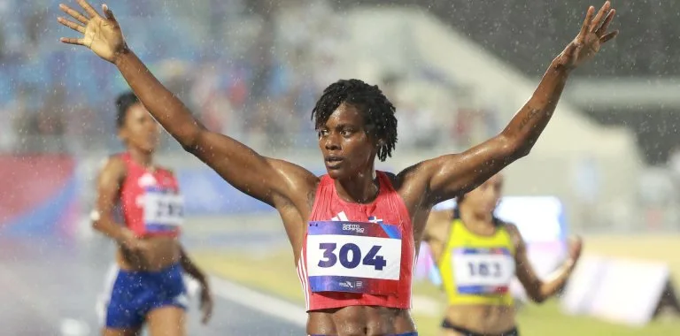 Detienen a fanático que lanzó botella durante carrera de Marileidy Paulino
