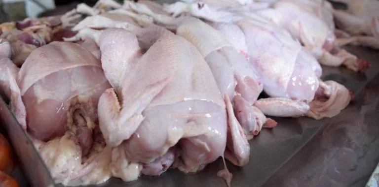 Inflación en julio: combustibles bajan pero alimentos como pollo y arroz suben